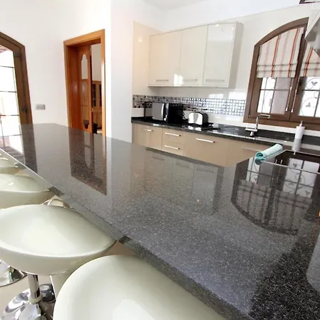 Villa Beautiful 5 Bedroom Villa With Private Pool And Hot Tub Villa Oceans Eleven Playa Blanca (Lanzarote)