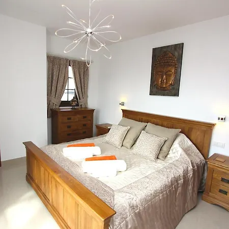 Villa Beautiful 5 Bedroom Villa With Private Pool And Hot Tub Villa Oceans Eleven Playa Blanca (Lanzarote)