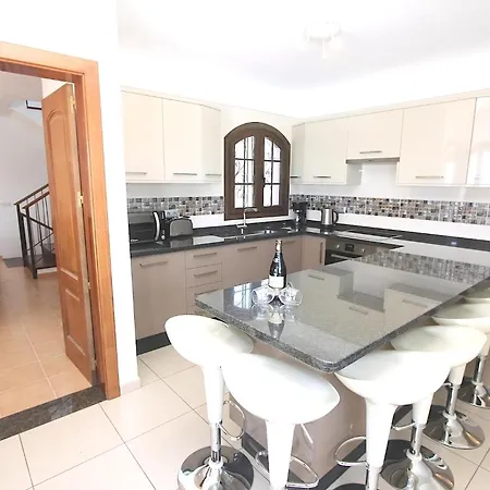 Beautiful 5 Bedroom Villa With Private Pool And Hot Tub Villa Oceans Eleven Villa Playa Blanca (Lanzarote)