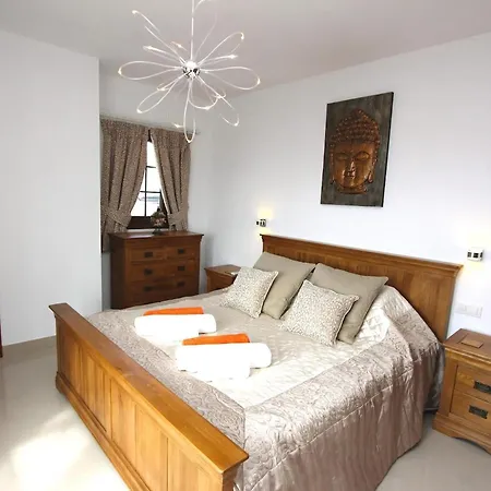 Villa Beautiful 5 Bedroom Villa With Private Pool And Hot Tub Villa Oceans Eleven Playa Blanca (Lanzarote)
