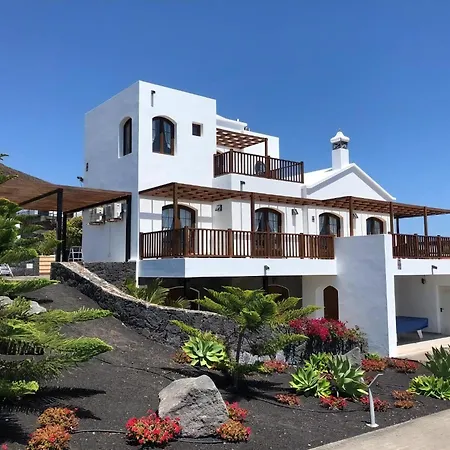 Beautiful 5 Bedroom Villa With Private Pool And Hot Tub Villa Oceans Eleven Playa Blanca (Lanzarote)