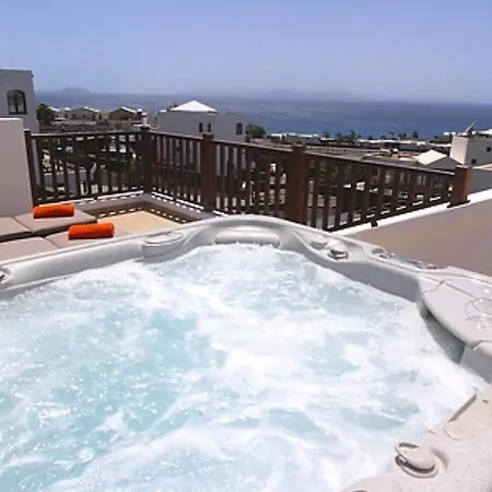 Villa Beautiful 5 Bedroom Villa With Private Pool And Hot Tub Villa Oceans Eleven Playa Blanca (Lanzarote)