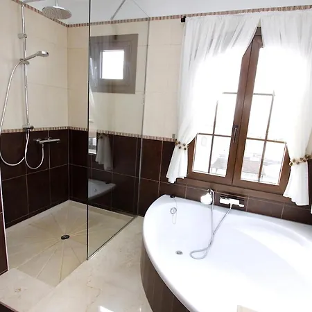 Villa Beautiful 5 Bedroom Villa With Private Pool And Hot Tub Villa Oceans Eleven Playa Blanca (Lanzarote)